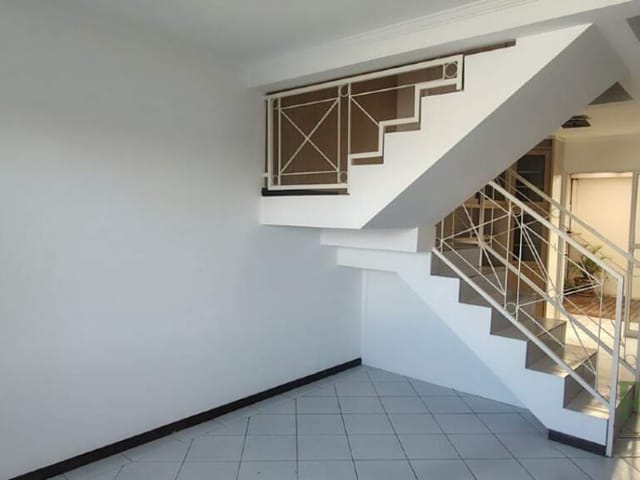 Sobrado 3 quartos e 3 banheiros, à venda, no bairro Cajuru em Curitiba