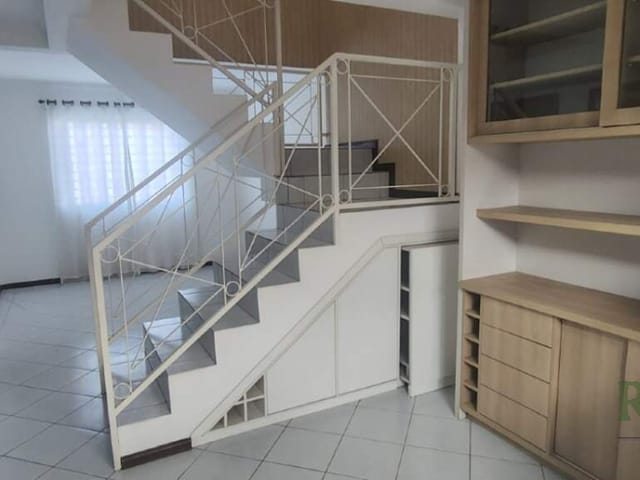Sobrado 3 quartos e 3 banheiros, à venda, no bairro Cajuru em Curitiba