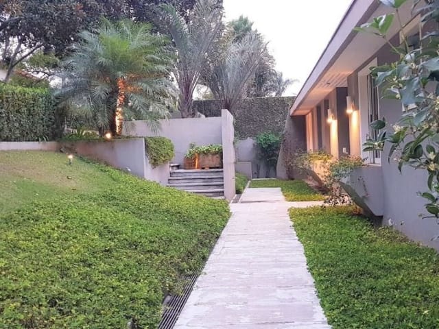 Sobrado com 1100m² 7 quartos e 5 banheiros, à venda, no bairro Caiapia em Cotia