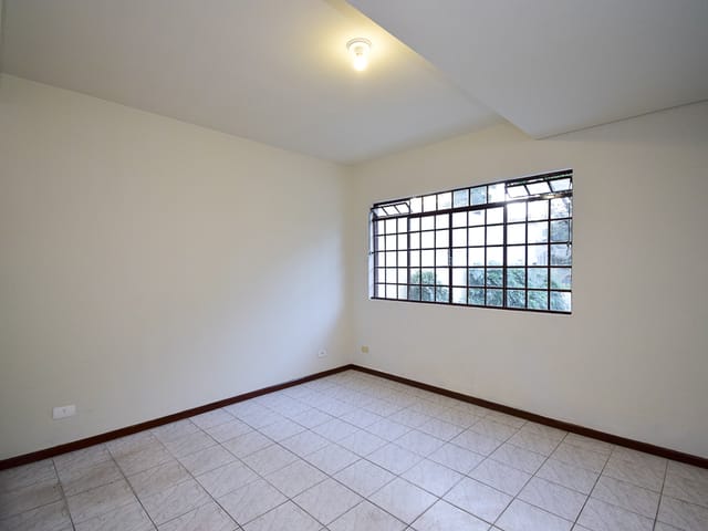 Sobrado 3 quartos e 3 banheiros, para alugar, no bairro Abranches em Curitiba