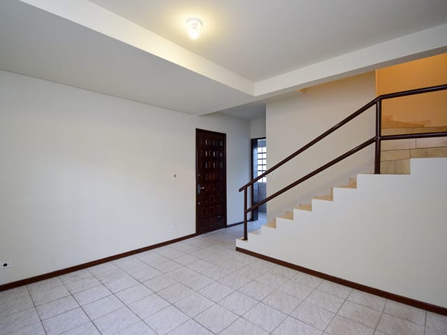Sobrado 3 quartos e 3 banheiros, para alugar, no bairro Abranches em Curitiba