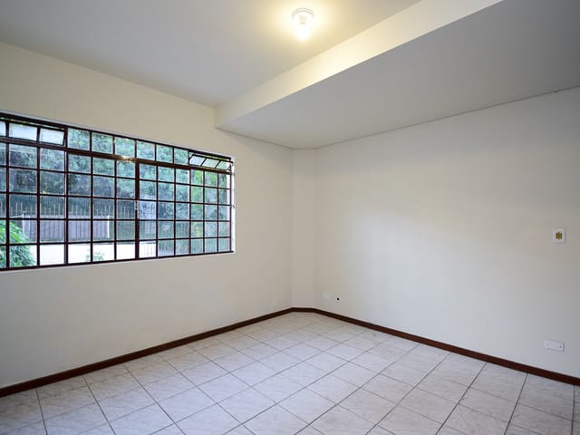 Sobrado 3 quartos e 3 banheiros, para alugar, no bairro Abranches em Curitiba