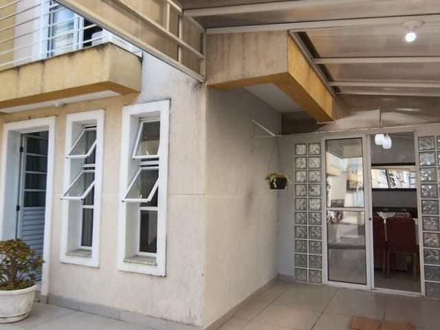 Sobrado 3 quartos e 3 banheiros, à venda, no bairro Pinheirinho em Curitiba