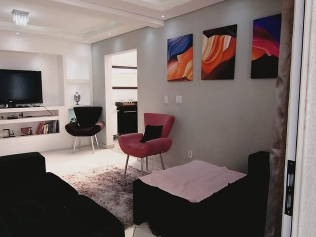 Sobrado 3 quartos e 3 banheiros, à venda, no bairro Pinheirinho em Curitiba