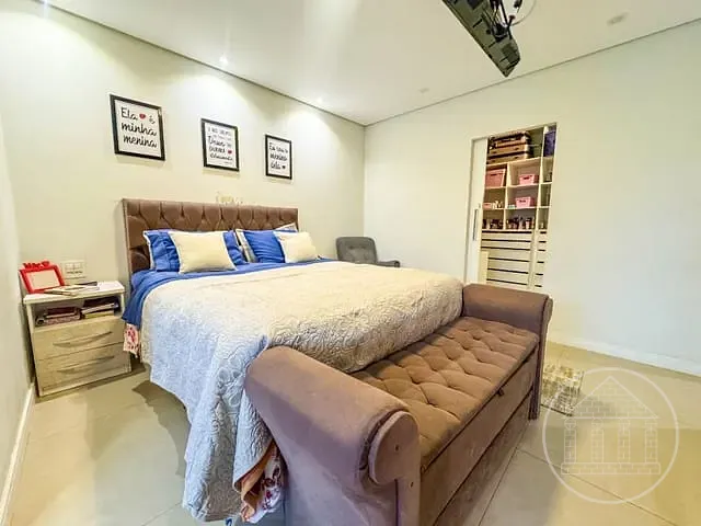 Sobrado com 270m² 4 quartos e 5 banheiros, à venda, no bairro Jardim Iporã em São Paulo