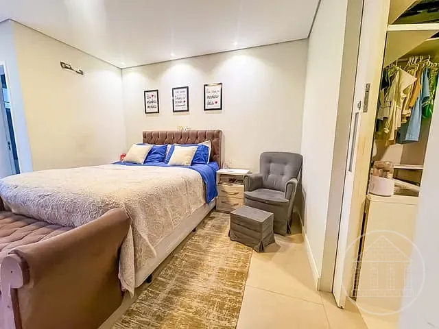 Sobrado com 270m² 4 quartos e 5 banheiros, à venda, no bairro Jardim Iporã em São Paulo