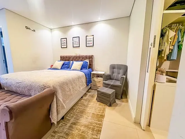 Sobrado com 270m² 4 quartos e 5 banheiros, à venda, no bairro Jardim Iporã em São Paulo
