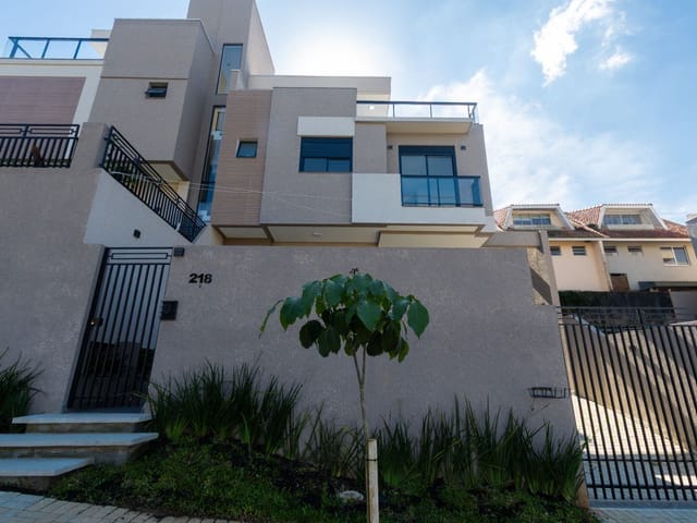 Sobrado com 129m² 3 quartos e 3 banheiros, à venda, no bairro Vista Alegre em Curitiba
