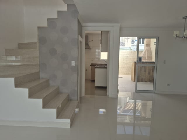 Sobrado com 154m² 3 quartos e 2 banheiros, à venda, no bairro Uberaba em Curitiba