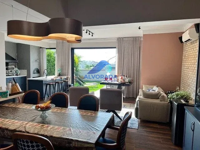 Sobrado com 340m² 4 quartos e 1 banheiro, à venda, no bairro Urbanova em São José dos Campos