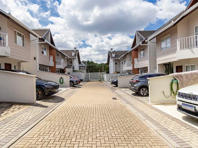 Sobrado com 150m² 3 quartos e 3 banheiros, à venda, no bairro Uberaba em Curitiba