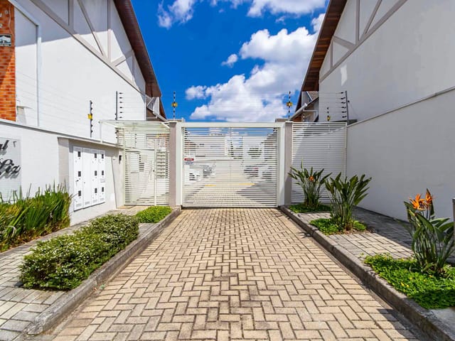 Sobrado com 150m² 3 quartos e 3 banheiros, à venda, no bairro Uberaba em Curitiba