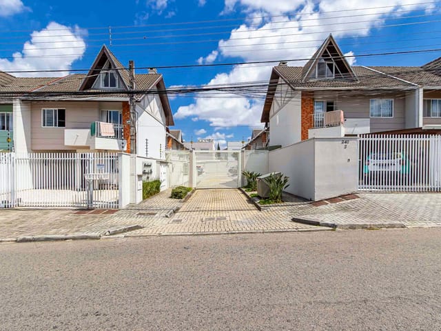 Sobrado com 150m² 3 quartos e 3 banheiros, à venda, no bairro Uberaba em Curitiba