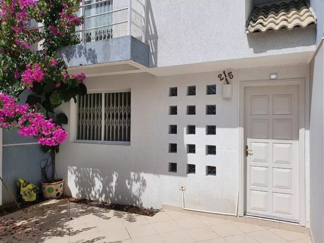Sobrado com 79m² 3 quartos e 3 banheiros, para alugar, no bairro Parolin em Curitiba