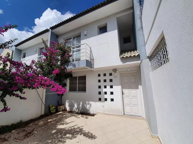 Sobrado com 79m² 3 quartos e 3 banheiros, para alugar, no bairro Parolin em Curitiba