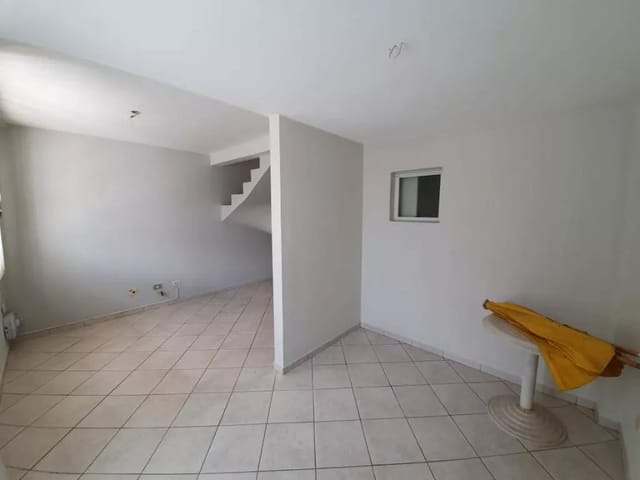 Sobrado com 79m² 3 quartos e 3 banheiros, para alugar, no bairro Parolin em Curitiba