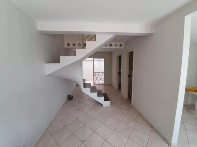 Sobrado com 79m² 3 quartos e 3 banheiros, para alugar, no bairro Parolin em Curitiba