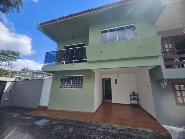 Sobrado 3 quartos e 3 banheiros, para alugar, no bairro Santa Felicidade em Curitiba