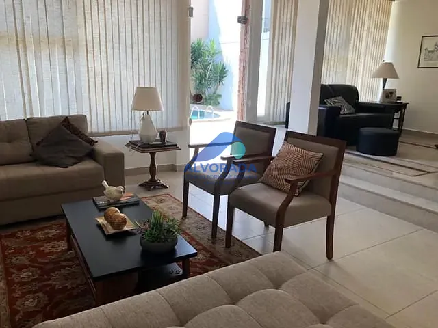 Sobrado com 340m² 4 quartos e 6 banheiros, à venda, no bairro Vila Paraíba em Guaratinguetá