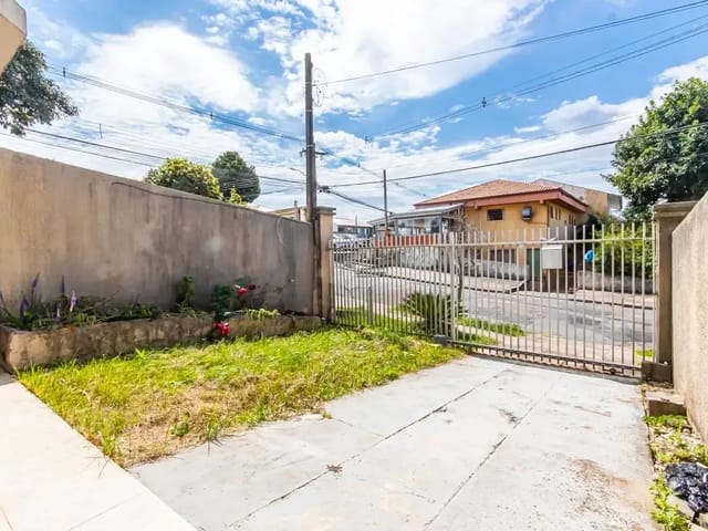 Sobrado 3 quartos e 3 banheiros, à venda, no bairro Santa Cândida em Curitiba