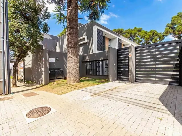 Sobrado com 142m² 3 quartos e 3 banheiros, à venda, no bairro Boqueirão em Curitiba