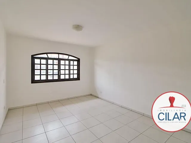 Sobrado 3 quartos e 2 banheiros, para alugar, no bairro Xaxim em Curitiba