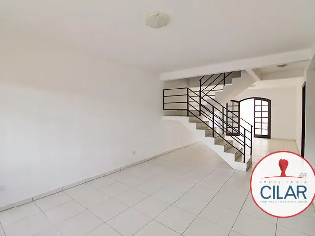 Sobrado 3 quartos e 2 banheiros, para alugar, no bairro Xaxim em Curitiba