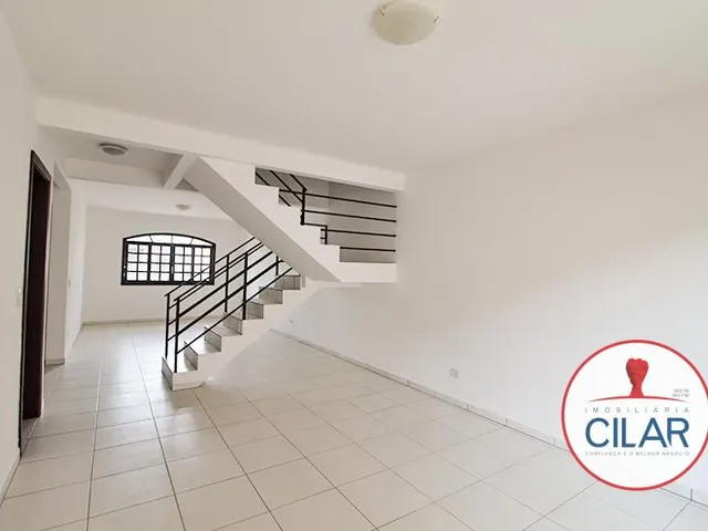 Casa 3 quartos e 2 banheiros, para alugar, no bairro Xaxim em Curitiba
