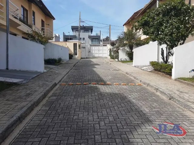 Sobrado 3 quartos e 2 banheiros, à venda, no bairro Barreirinha em Curitiba
