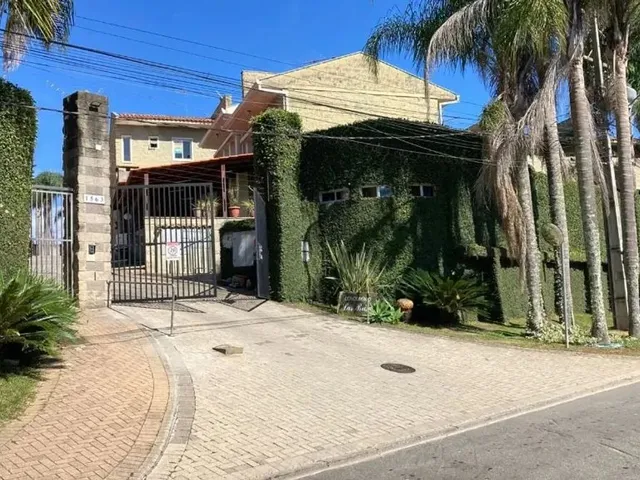 Sobrado 3 quartos e 3 banheiros, para alugar, no bairro Barreirinha em Curitiba