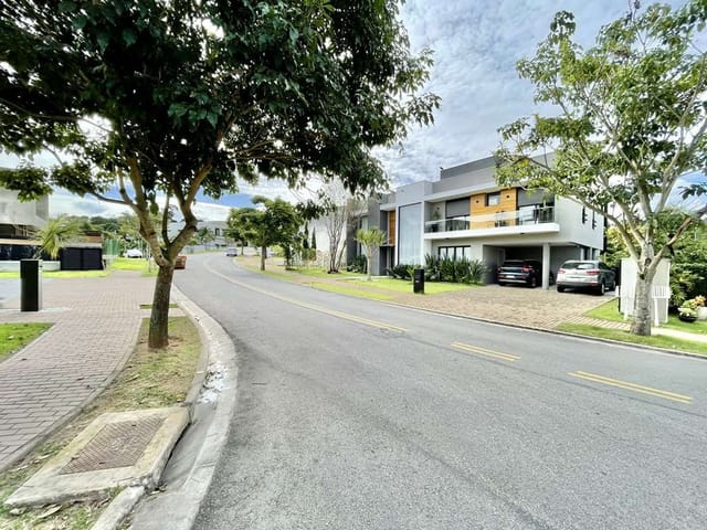 Sobrado com 634m² 4 quartos e 5 banheiros, à venda, no bairro Granja Viana em Carapicuíba