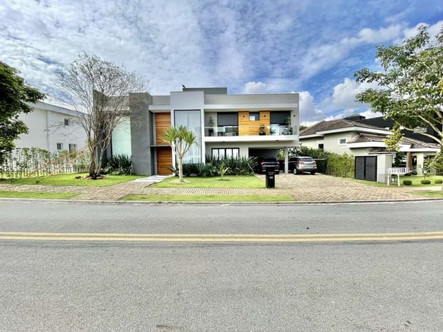 Sobrado com 634m² 4 quartos e 5 banheiros, à venda, no bairro Granja Viana em Carapicuíba