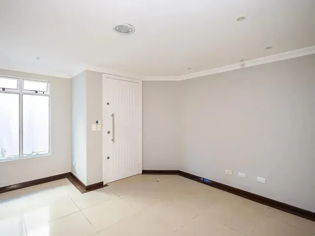 Sobrado 3 quartos e 3 banheiros, à venda, no bairro Santa Felicidade em Curitiba