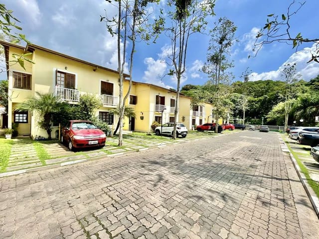 Sobrado com 108m² 3 quartos e 2 banheiros, à venda, no bairro Jardim Barbacena em Cotia