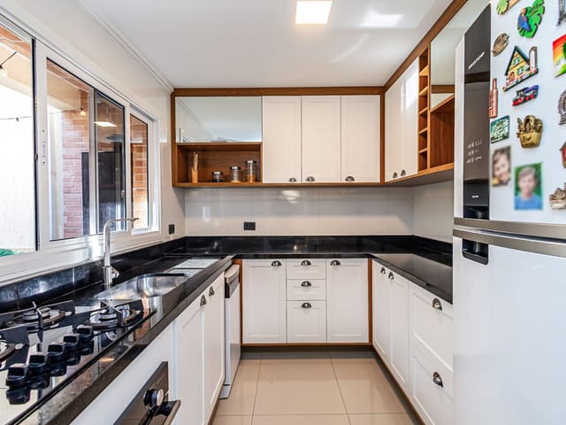 Casa 3 quartos e 4 banheiros, à venda, no bairro Campo Comprido em Curitiba
