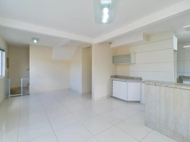Sobrado 3 quartos e 2 banheiros, para alugar, no bairro Santa Quitéria em Curitiba