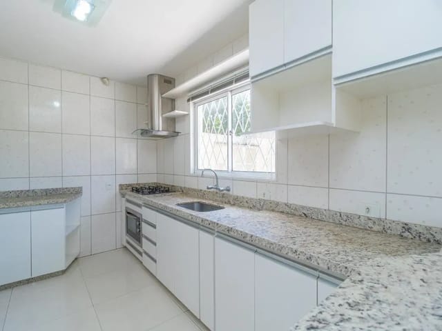 Sobrado 3 quartos e 2 banheiros, para alugar, no bairro Santa Quitéria em Curitiba