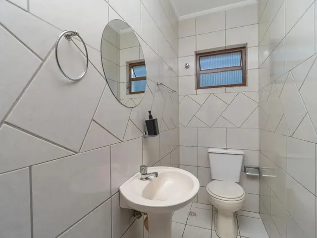 Casa 3 quartos e 3 banheiros, para alugar, no bairro São Braz em Curitiba