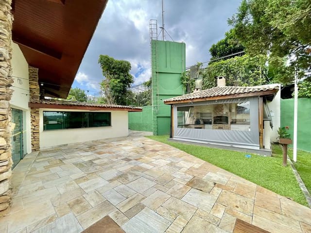 Sobrado com 360m² 4 quartos e 6 banheiros, à venda, no bairro Granja Santa Maria em Carapicuíba