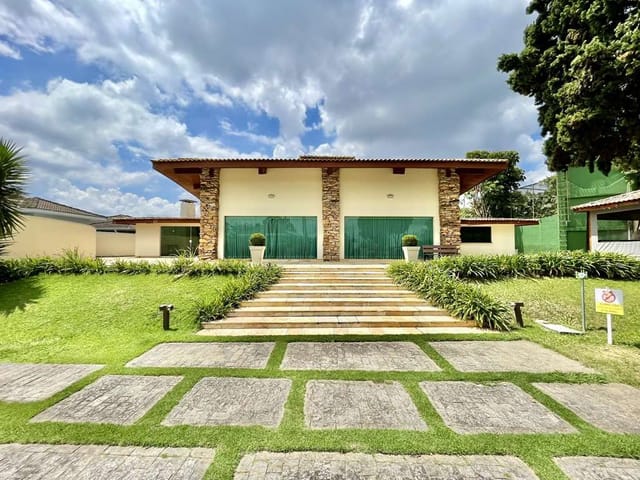 Sobrado com 360m² 4 quartos e 6 banheiros, à venda, no bairro Granja Santa Maria em Carapicuíba