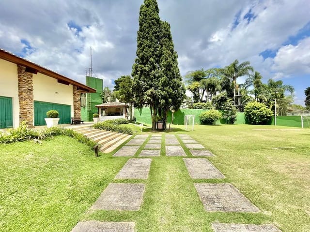 Sobrado com 360m² 4 quartos e 6 banheiros, à venda, no bairro Granja Santa Maria em Carapicuíba