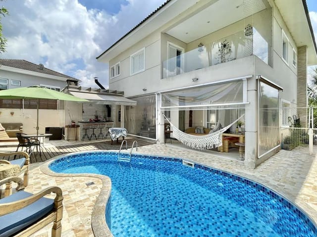 Sobrado com 360m² 4 quartos e 6 banheiros, à venda, no bairro Granja Santa Maria em Carapicuíba
