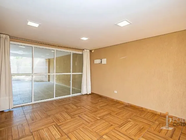 Sobrado com 600m² 4 quartos e 3 banheiros, à venda, no bairro Tingui em Curitiba