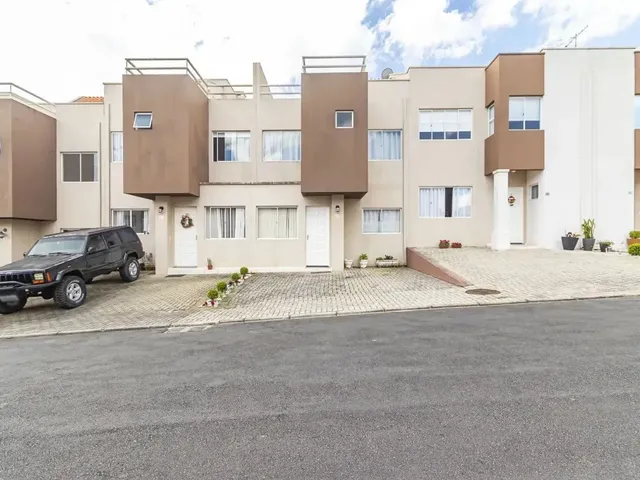 Sobrado 3 quartos e 3 banheiros, à venda, no bairro Xaxim em Curitiba