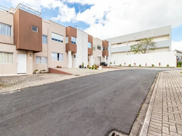 Sobrado 3 quartos e 3 banheiros, à venda, no bairro Xaxim em Curitiba