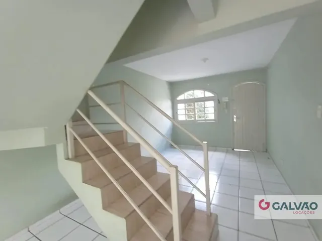 Sobrado 4 quartos e 2 banheiros, para alugar, no bairro Uberaba em Curitiba