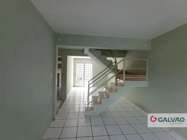 Sobrado 4 quartos e 2 banheiros, para alugar, no bairro Uberaba em Curitiba