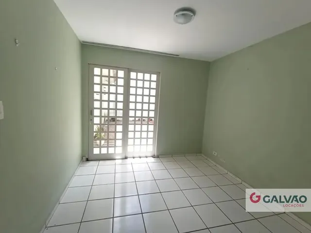Sobrado 4 quartos e 2 banheiros, para alugar, no bairro Uberaba em Curitiba
