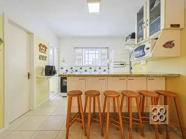 Sobrado 2 quartos e 1 banheiro, à venda, no bairro Quatro Ilhas em Bombinhas