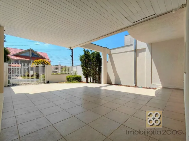 Sobrado 3 quartos e 3 banheiros, para alugar, no bairro Bacacheri em Curitiba